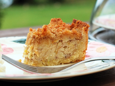 Apfelkuchen mit Marzipan und Nssen